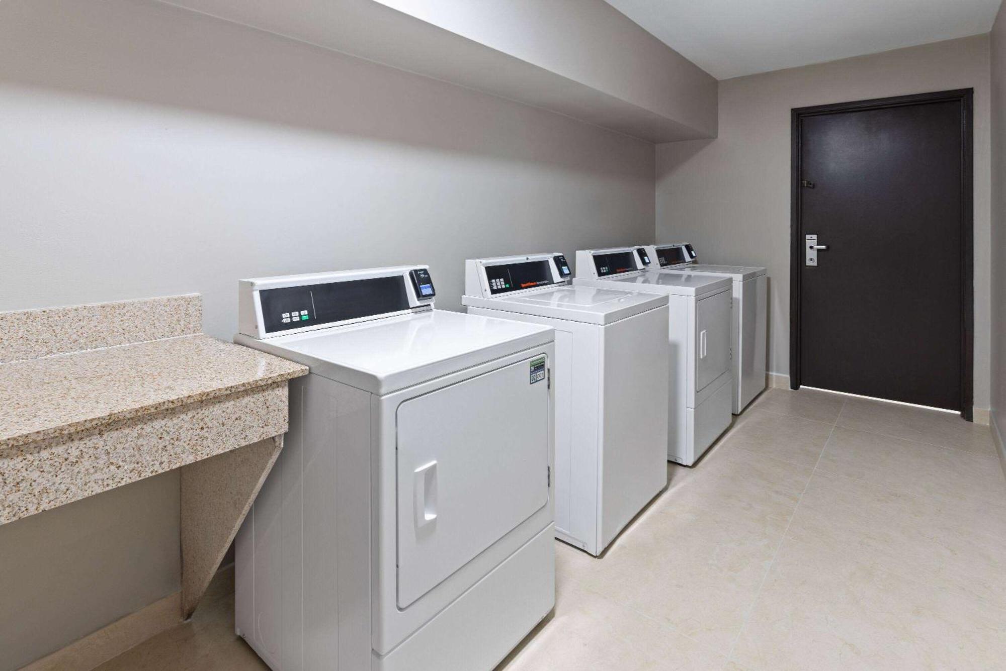 La Quinta Inn & Suites By Wyndham Memphis I-240 Zewnętrze zdjęcie
